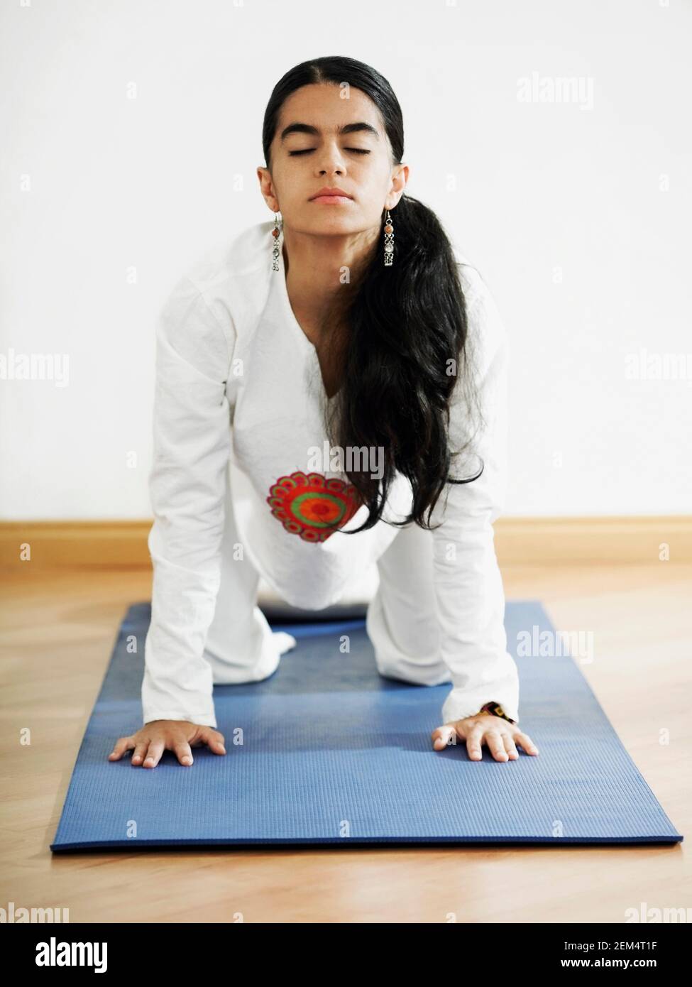 Close-up di una giovane donna fare yoga Foto Stock