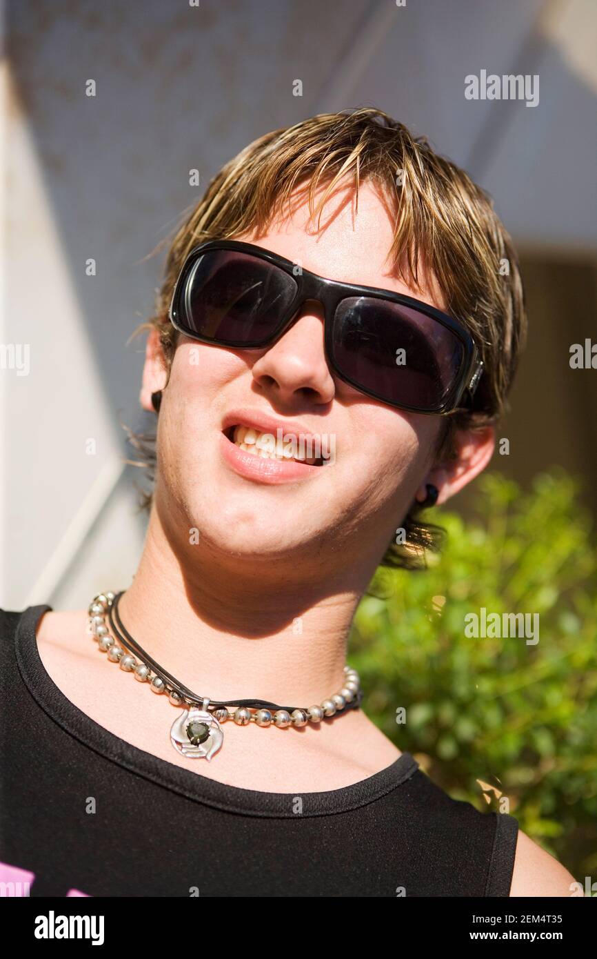 Close-up di un giovane uomo che indossa gli occhiali da sole Foto Stock