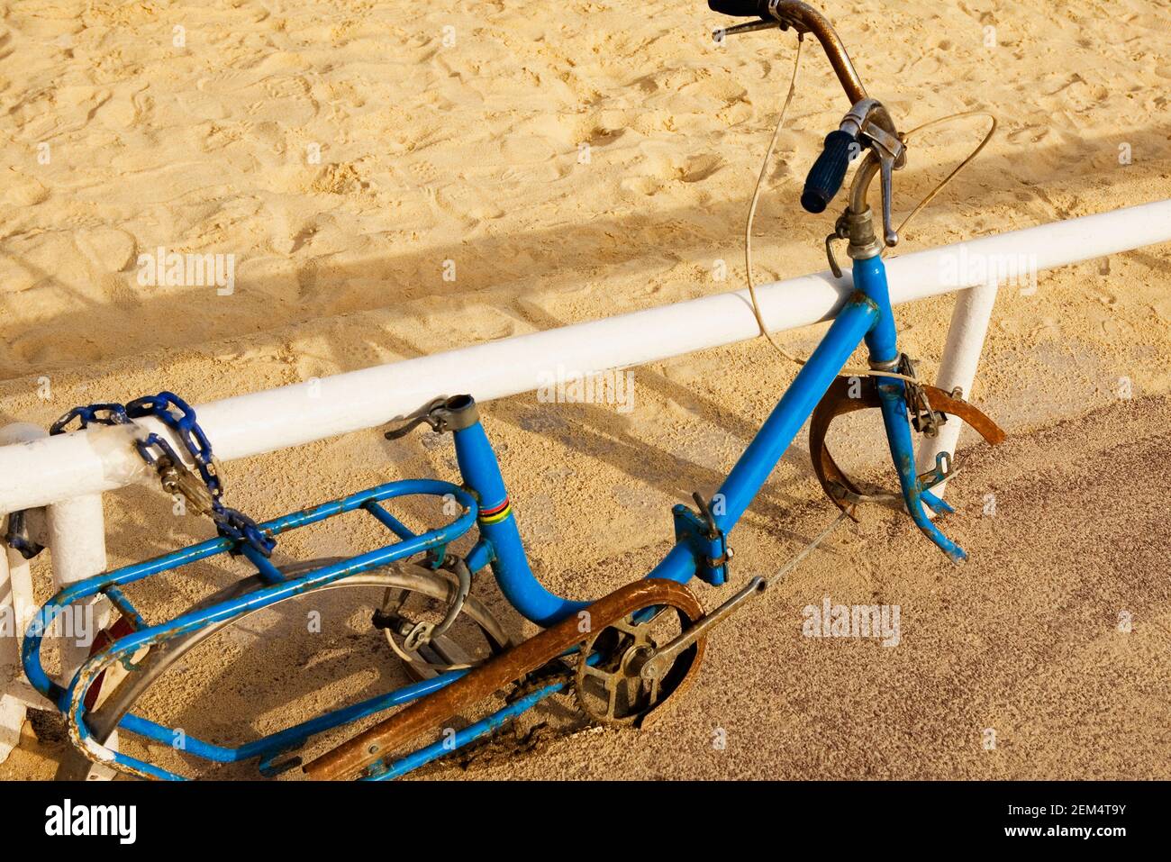 Primo piano di una bicicletta danneggiata sulla spiaggia Foto Stock