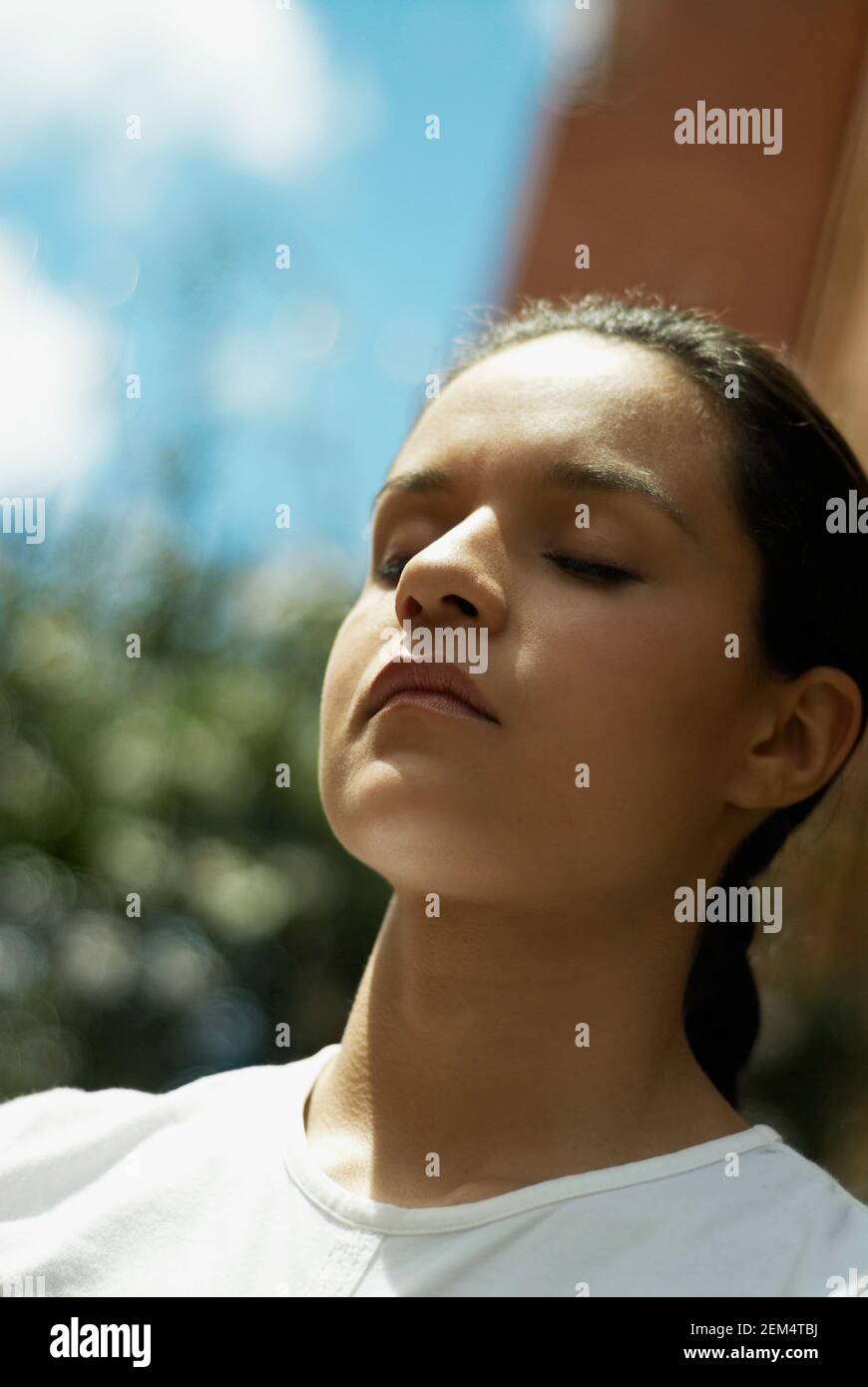 Close-up di una giovane donna meditando Foto Stock