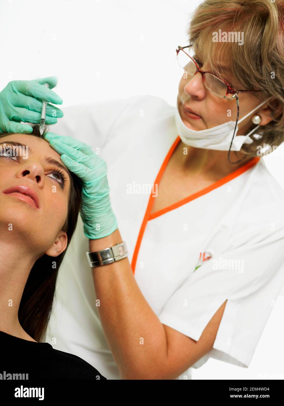 Primo piano di una donna mid adulta che riceve un'iniezione di botox sul viso Foto Stock