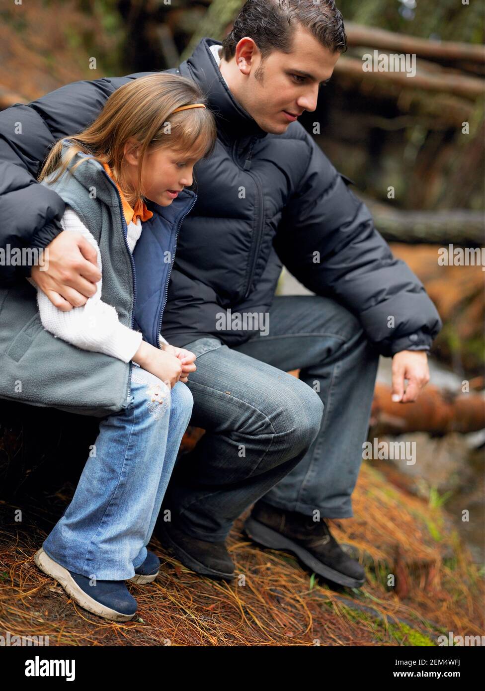 Primo piano di un giovane seduto con la figlia Foto Stock