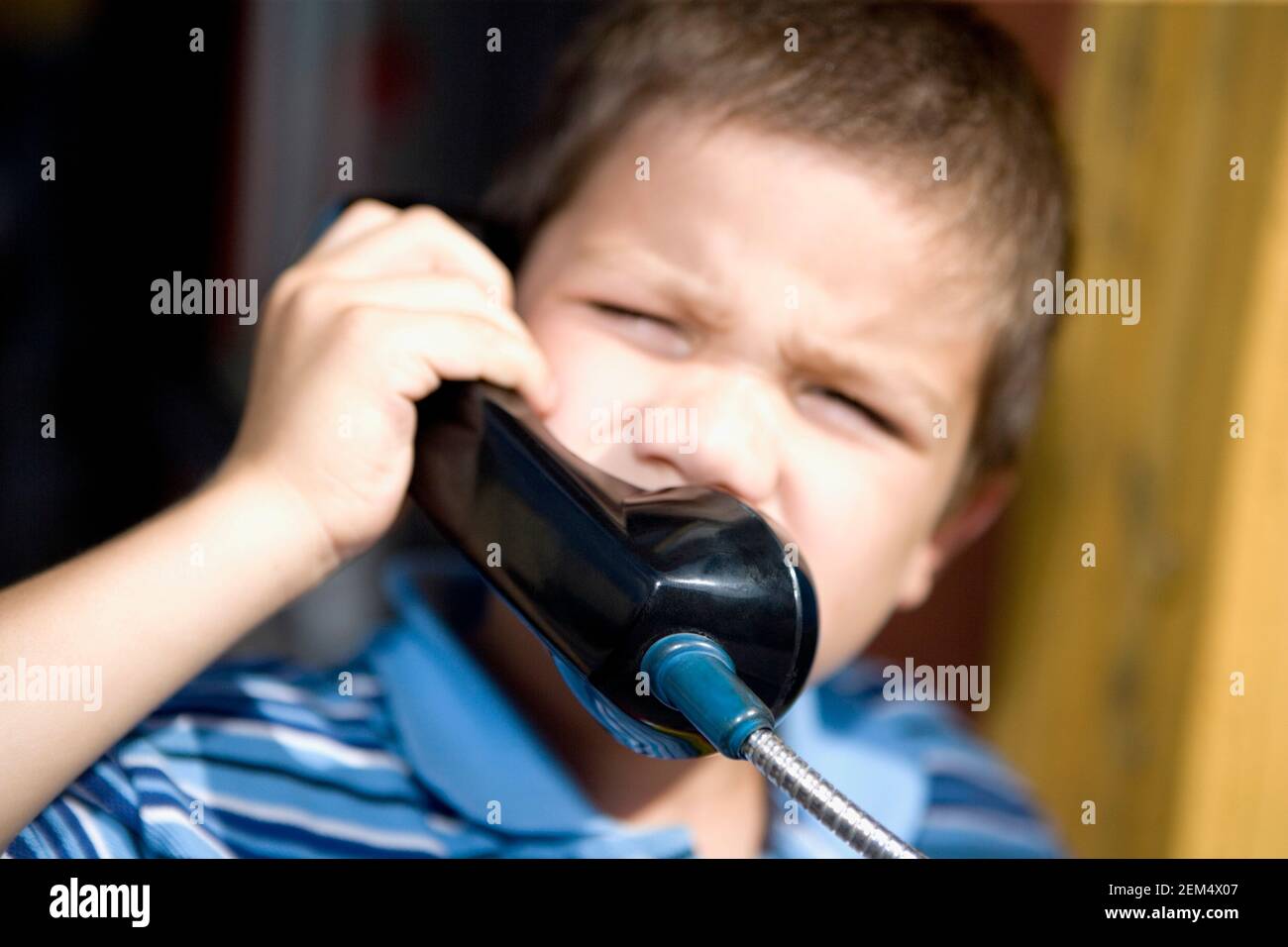 Ritratto di un ragazzo che parla al telefono Foto Stock