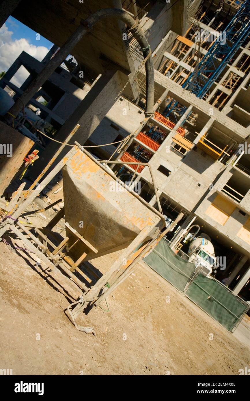 Carrello di cemento in corrispondenza di un sito in costruzione Foto Stock