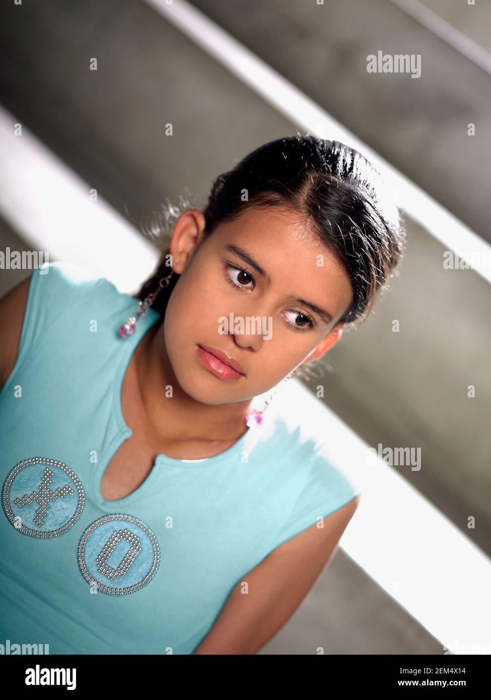 Primo piano di una ragazza adolescente seduto su una scala Foto Stock