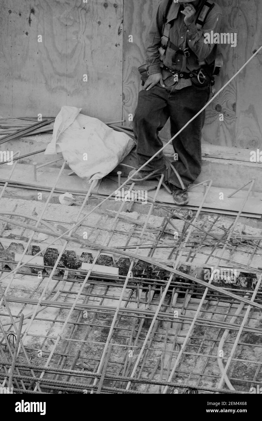 Vista in sezione bassa di un lavoratore di costruzione in una costruzione sito Foto Stock