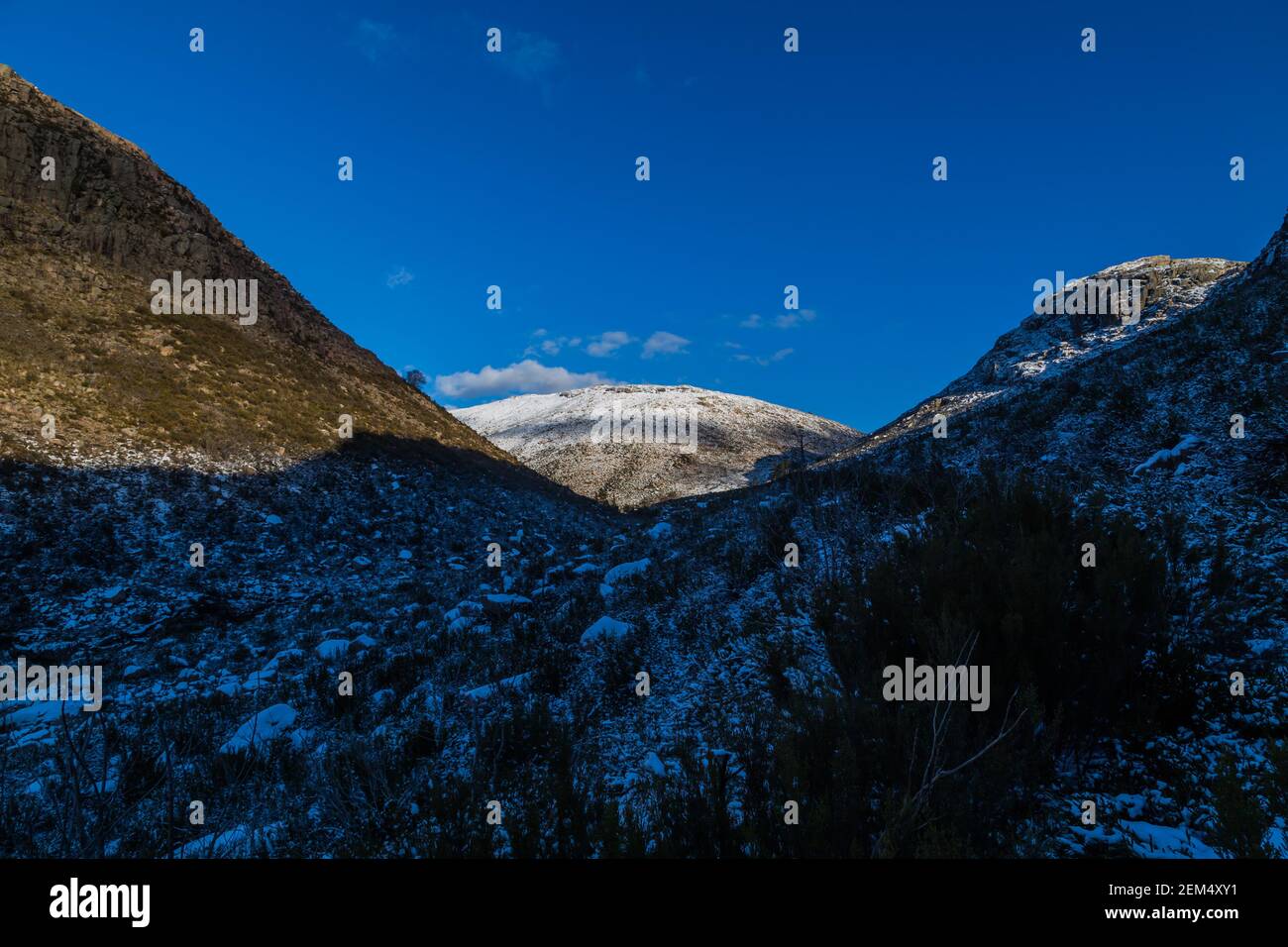 Paesaggio invernale con neve in montagna del parco naturale Serra do Geres, Portogallo Foto Stock