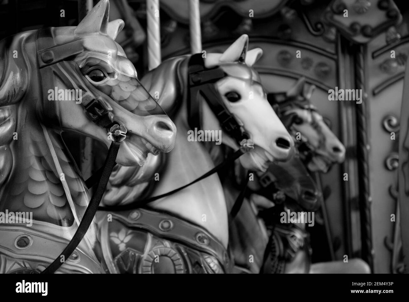 Primo piano di cavalli carosello in un parco divertimenti Foto Stock