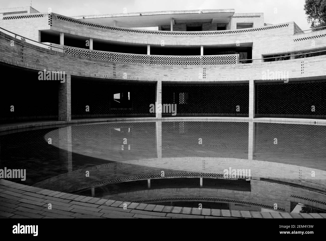 Riflesso di un edificio in una piscina Foto Stock