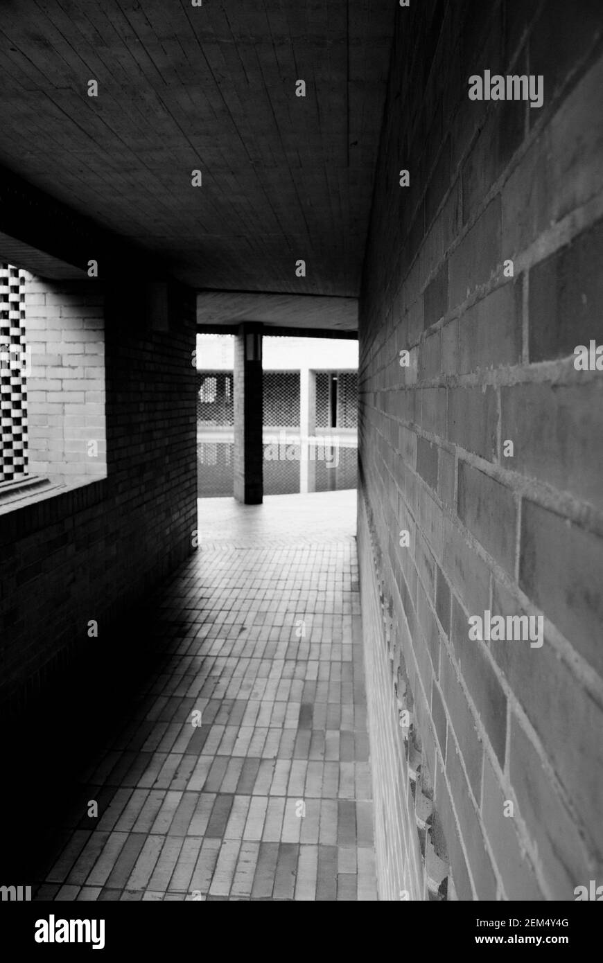 Corridoio vuoto vicino ad una piscina Foto Stock