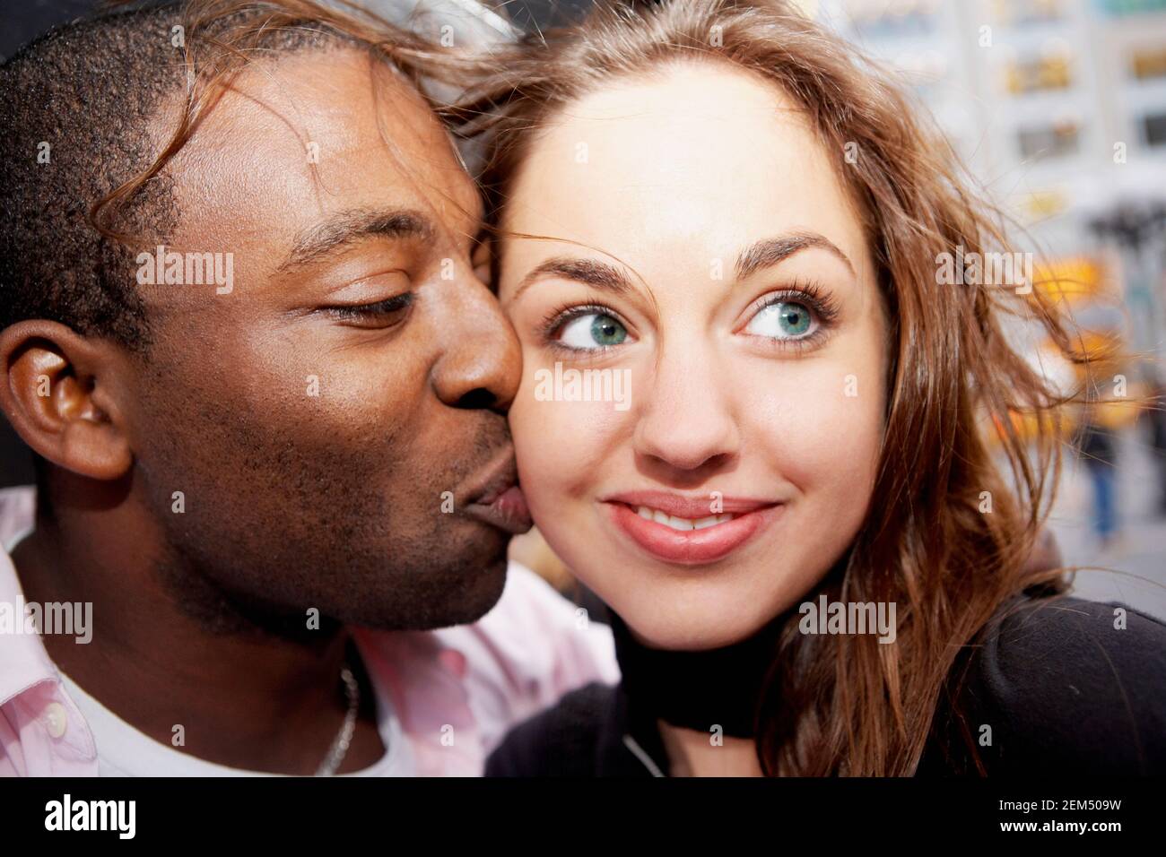 Close-up di un giovane uomo di baciare una giovane donna Foto Stock