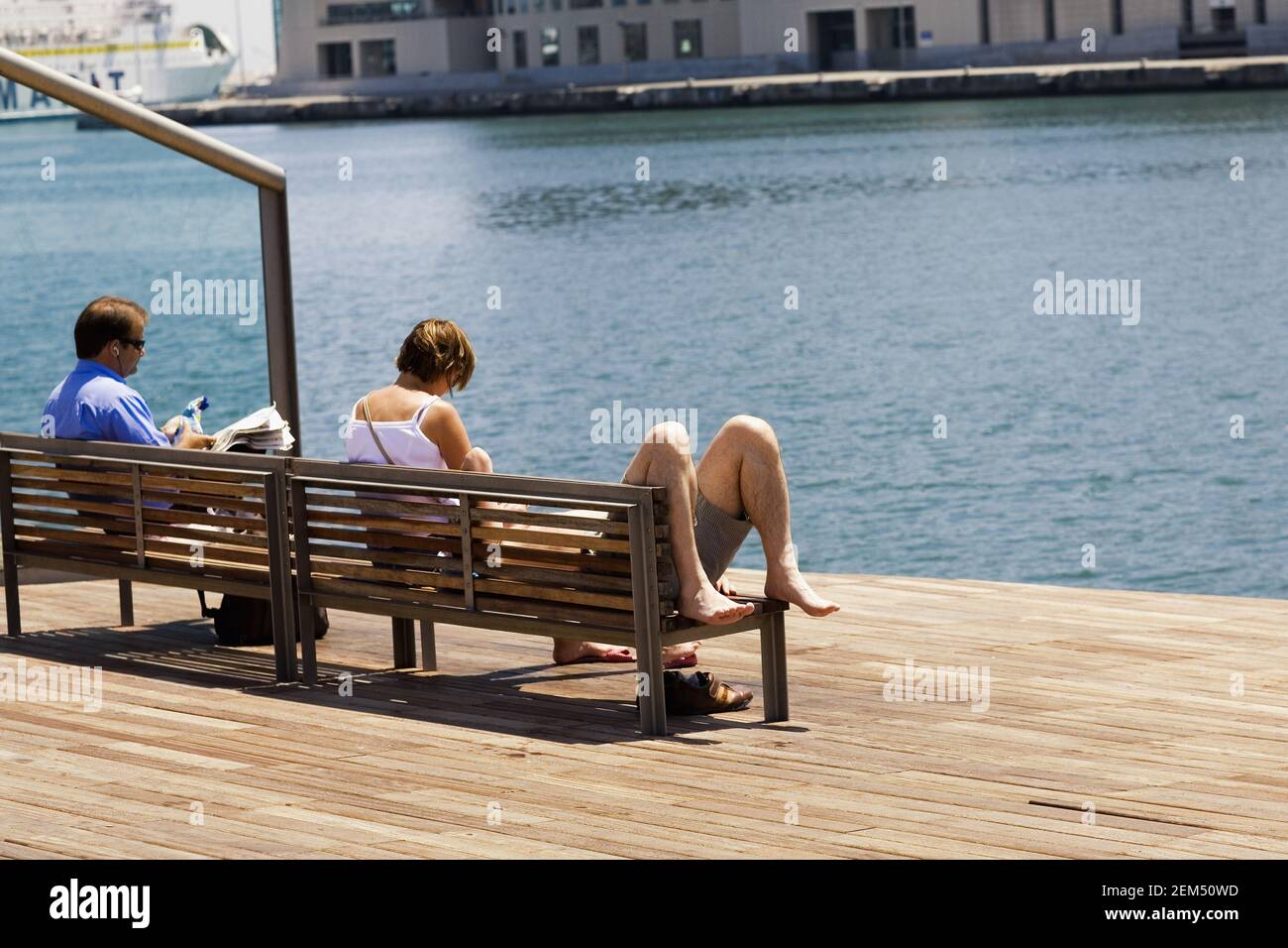 Tre persone in un molo, Barcellona, Spagna Foto Stock