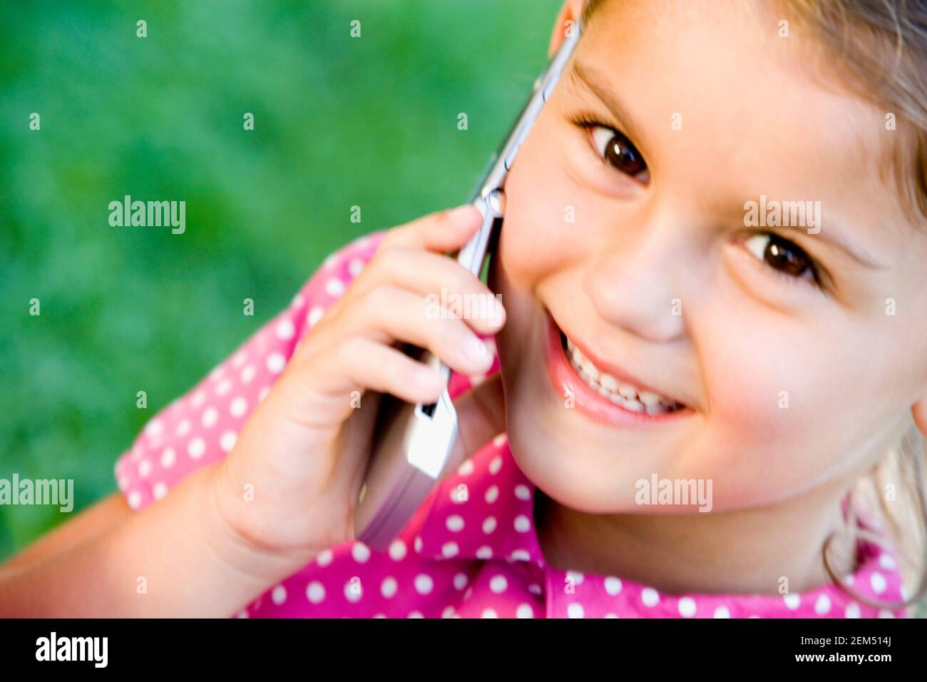 Ritratto di una ragazza che ascolta un telefono cellulare Foto Stock