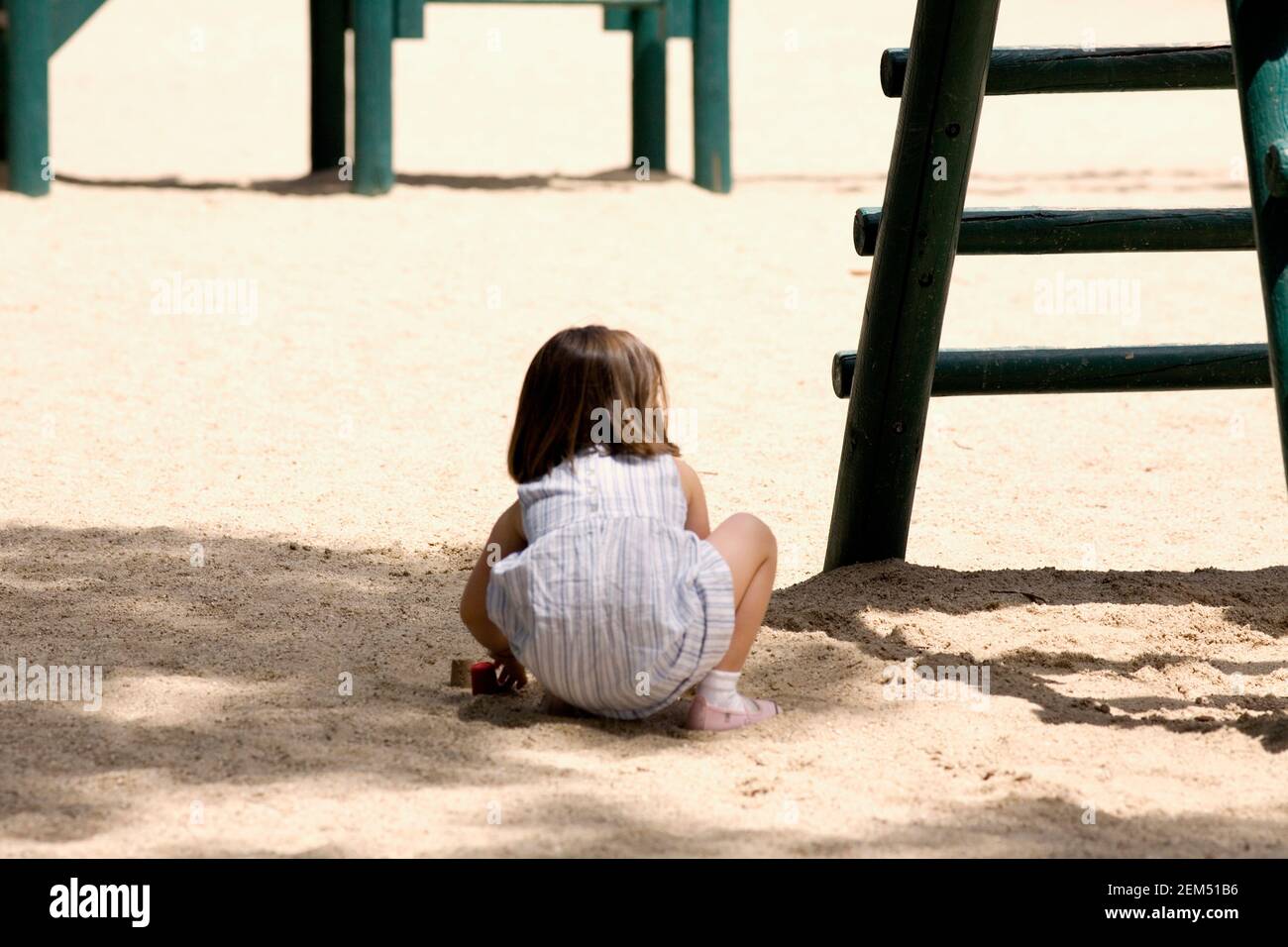 Vista posteriore di una ragazza che gioca in un parco, Madrid, Spagna Foto Stock