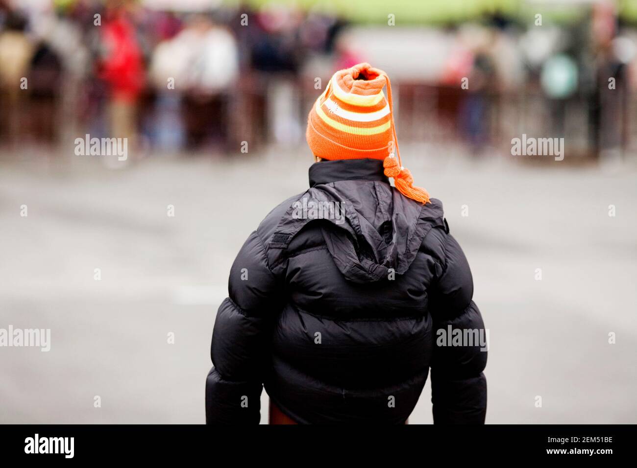 Vista posteriore di una persona che indossa abiti caldi, Madrid, Spagna Foto Stock