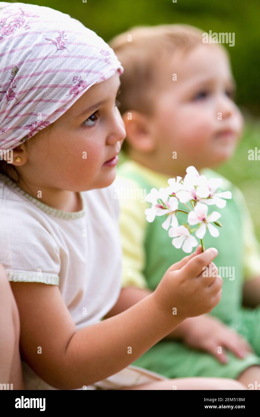 Close-up di una ragazza con un fiore Foto Stock