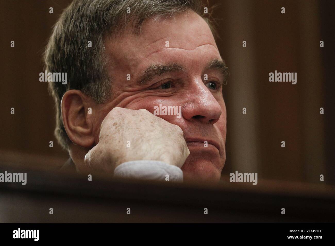 Washington, Stati Uniti. 24 Feb 2021. Mark Warner (D-VA), presidente del Comitato di intelligence del Senato degli Stati Uniti, ascolta durante un'audizione del Comitato di intelligence del Senato sulla nomina di William Burns a direttore della Central Intelligence Agency (CIA) su Capitol Hill a Washington, DC il 24 febbraio 2021. Foto in piscina di Tom Brenner/UPI Credit: UPI/Alamy Live News Foto Stock