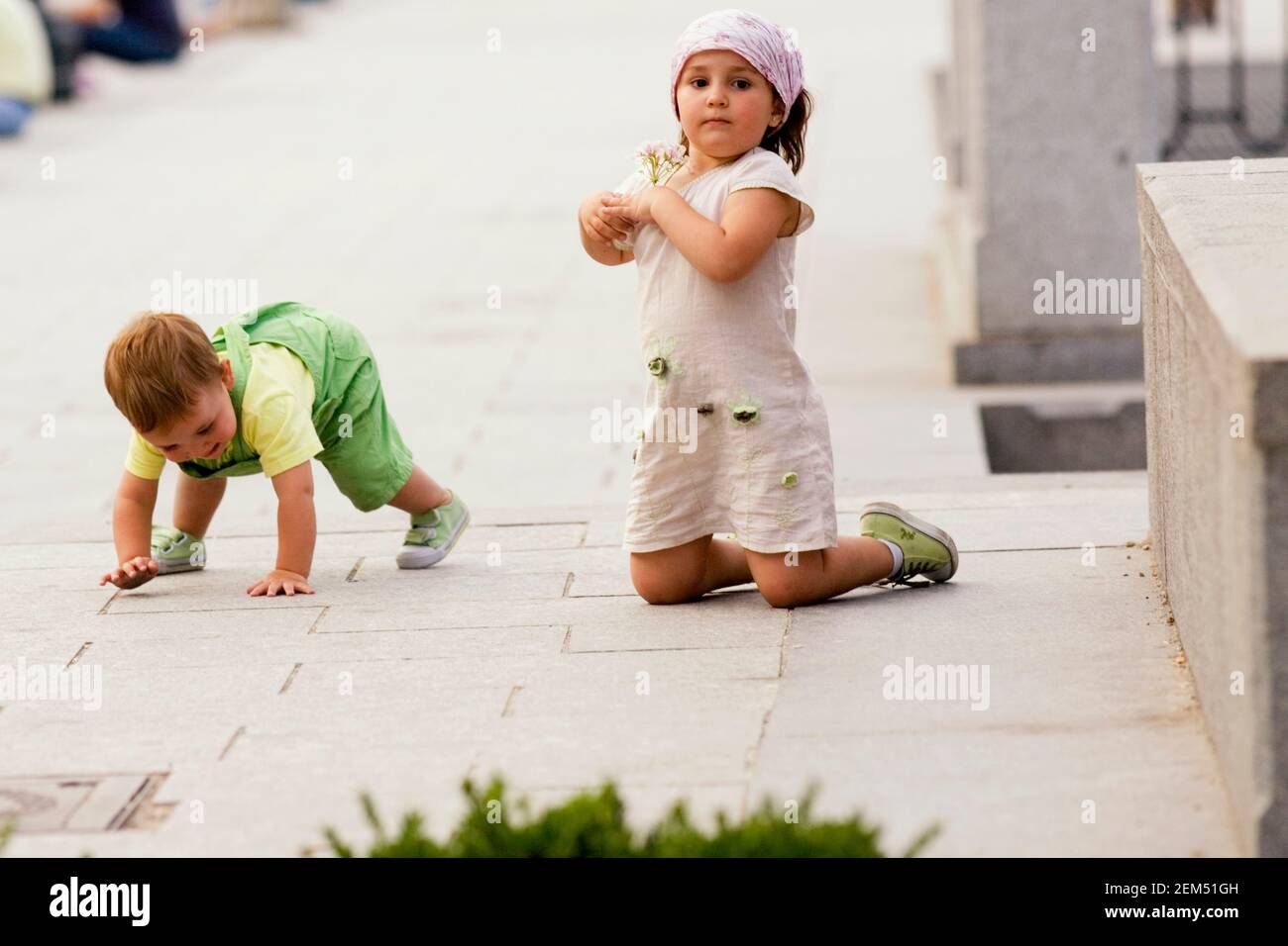 Ritratto di una ragazza e suo fratello Foto Stock