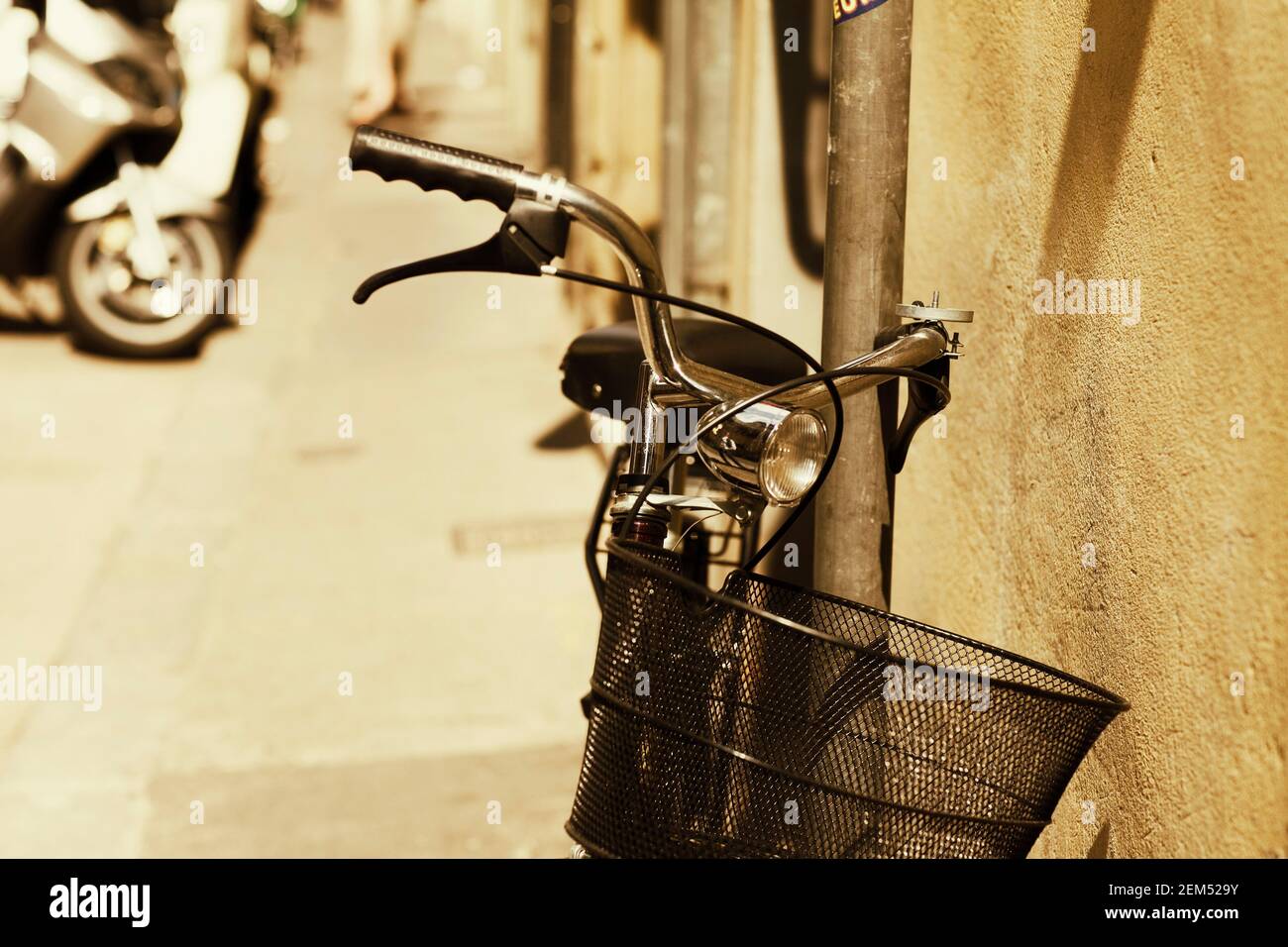 Bicicletta appoggiata contro una parete Foto Stock