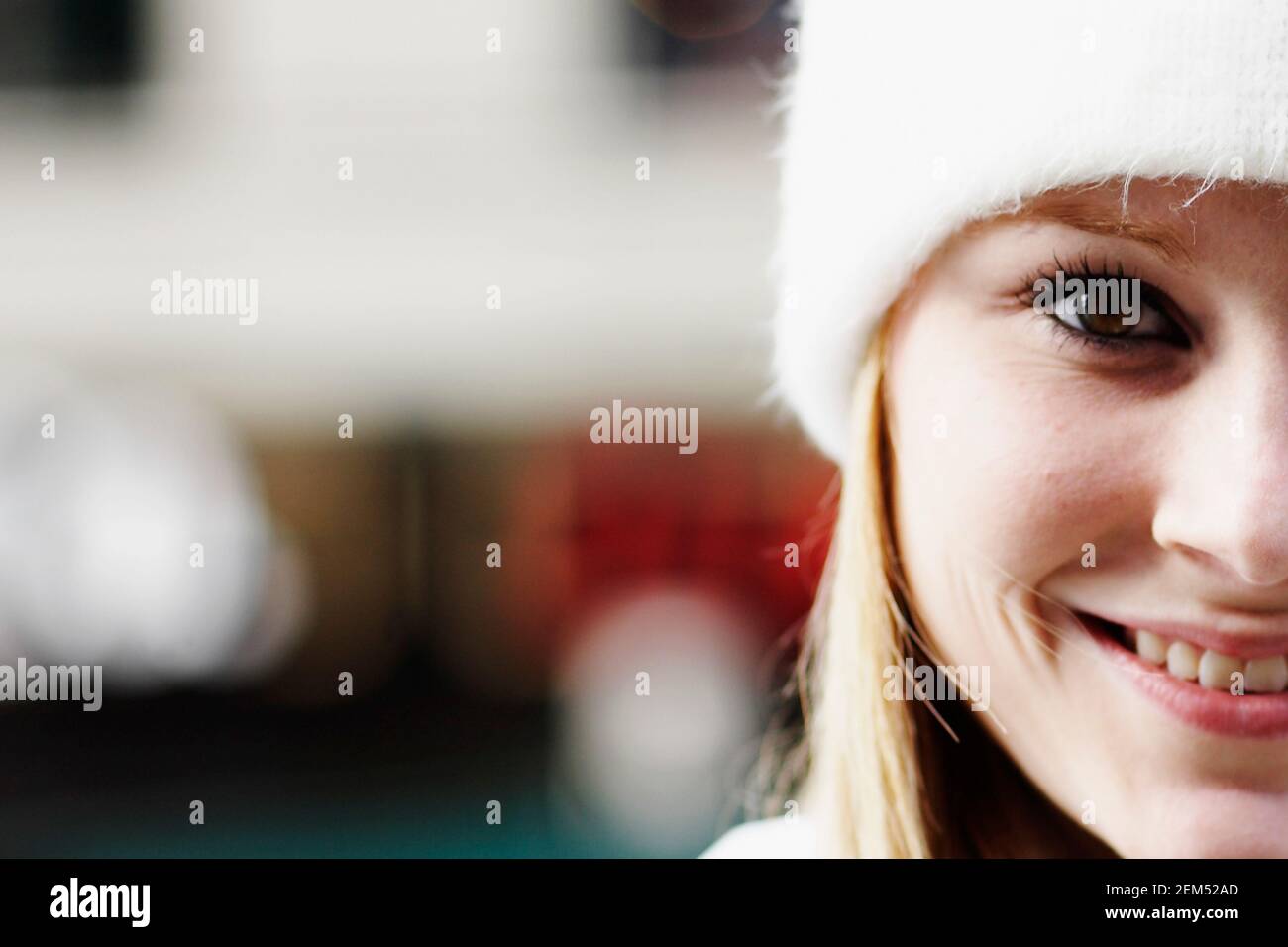 Close-up di una giovane donna sorridente Foto Stock