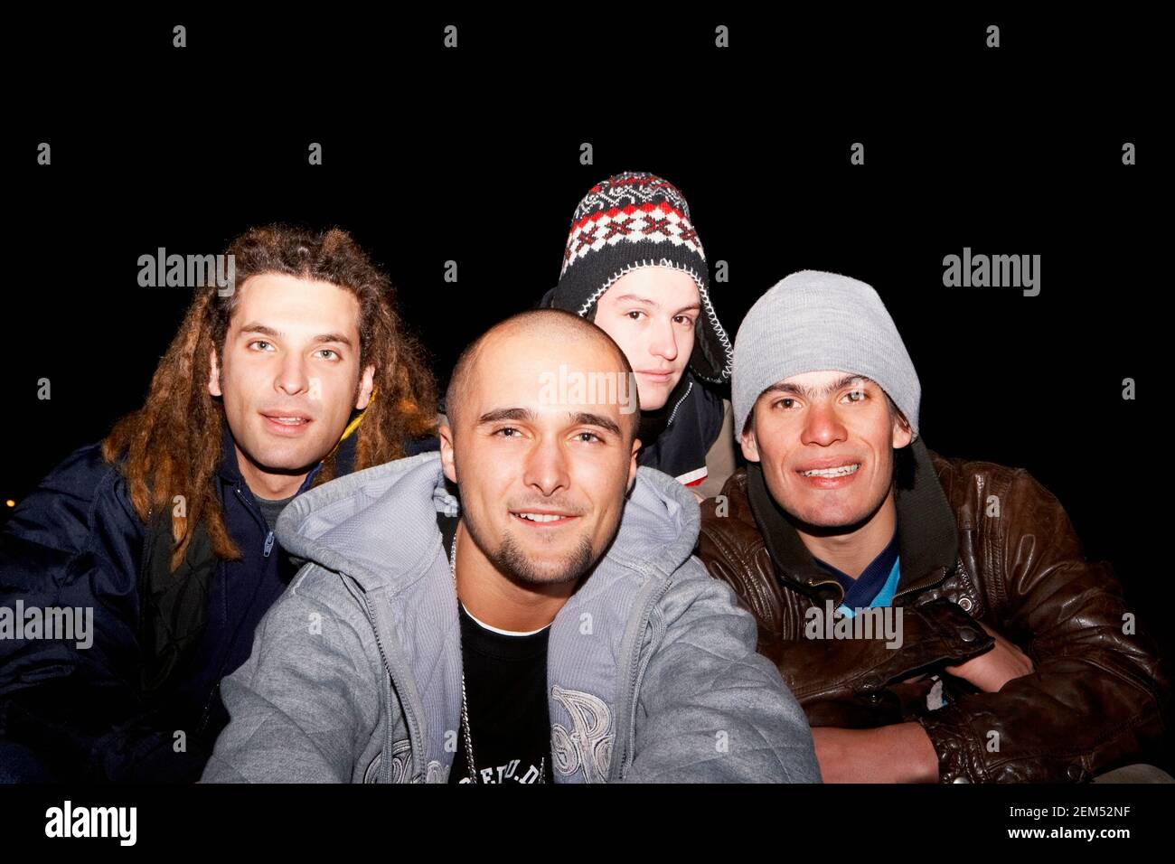 Ritratto di quattro giovani uomini sorridenti Foto Stock