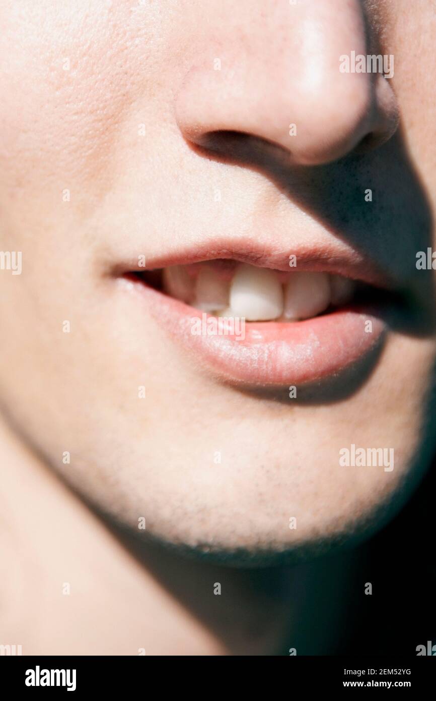 Close-up di un giovane uomo sorridente Foto Stock
