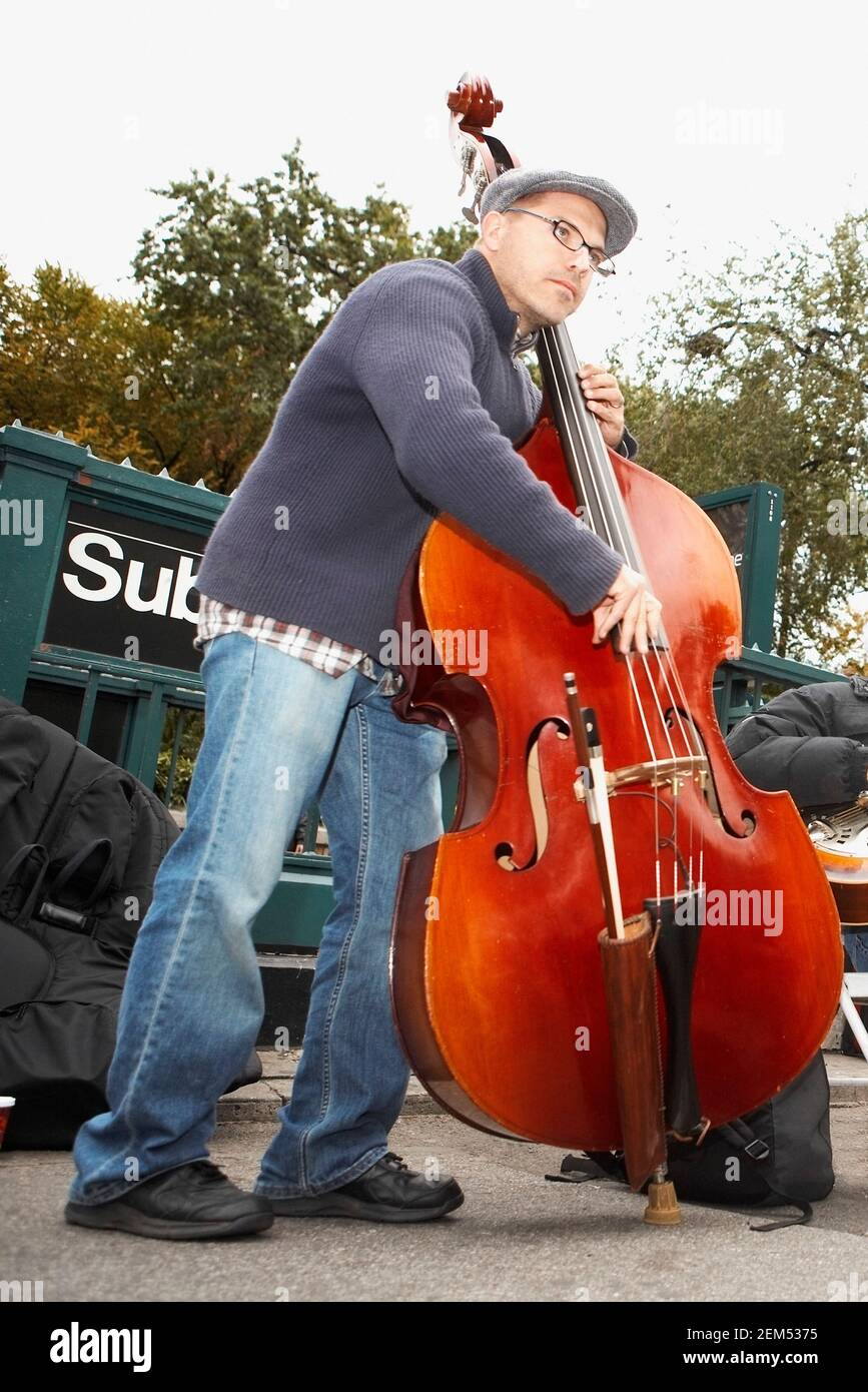 Musicista di strada che suona un violoncello Foto Stock