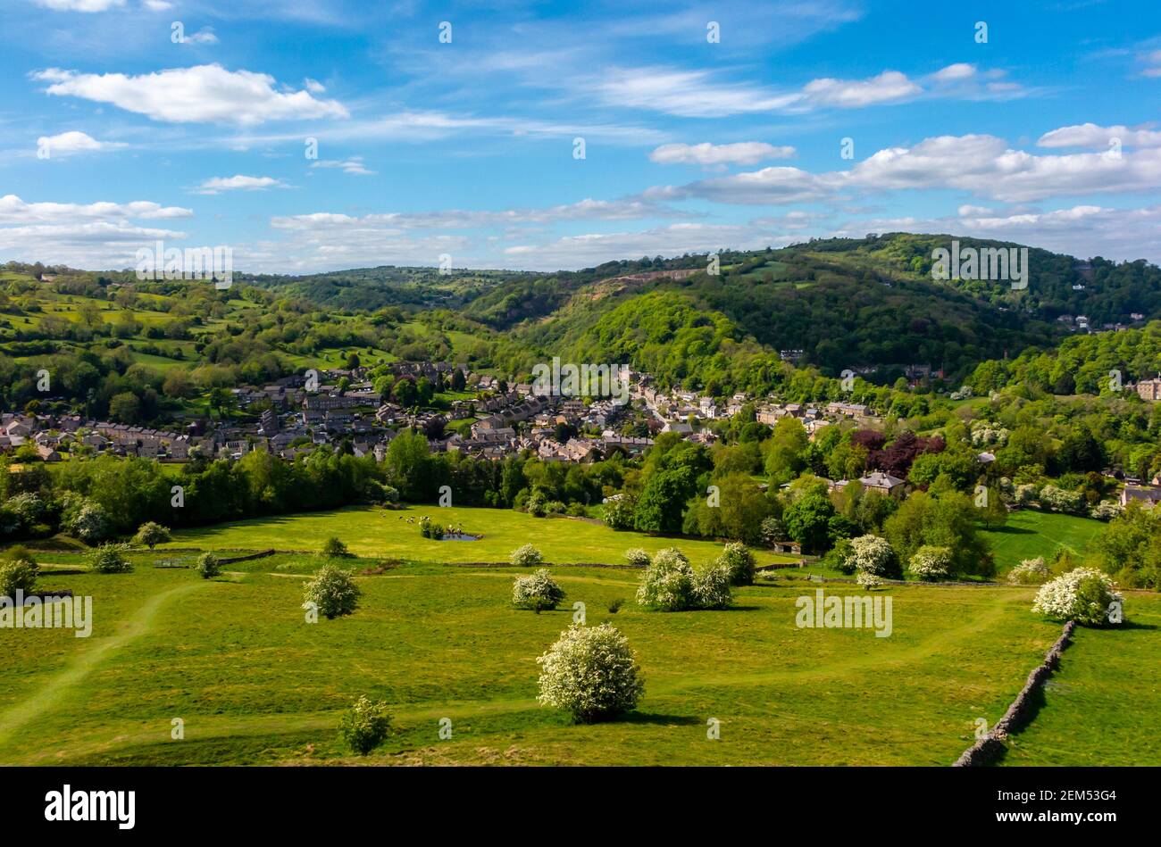 Paesaggio con alberi e colline all'inizio dell'estate a Cromford Nel distretto di picco Derbyshire Dales Inghilterra Regno Unito Foto Stock
