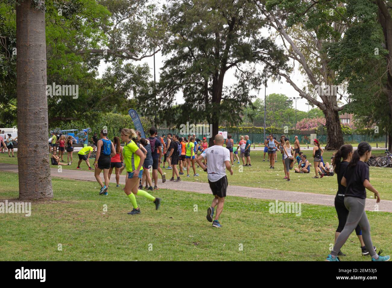 Persone che corrono e camminano in un parco cittadino. Foto Stock