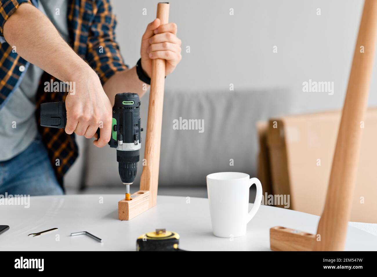 Carpentiere o handyman assemblare mobili, nuovo design e riparazione a casa propria mani Foto Stock