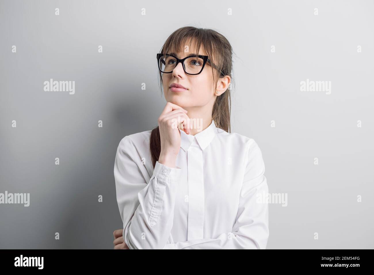 Ritratto di una giovane donna che indossa gli occhiali. Foto Stock