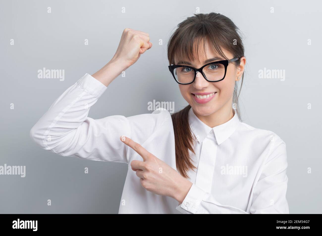 Ritratto di una donna d'affari forte che indossa gli occhiali. Foto Stock