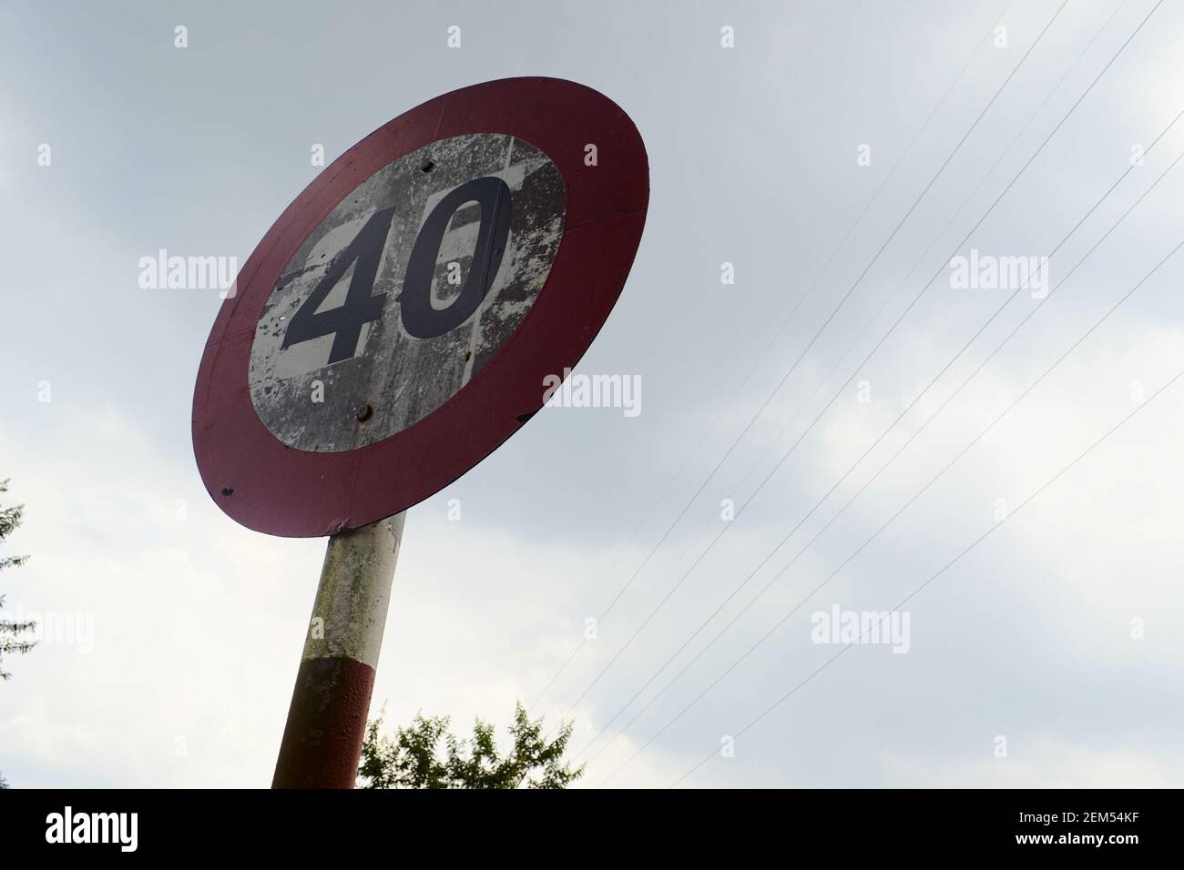 Segnale limite di velocità (limite di 40 km) sulla strada, Vietnam, settembre 2015 Foto Stock
