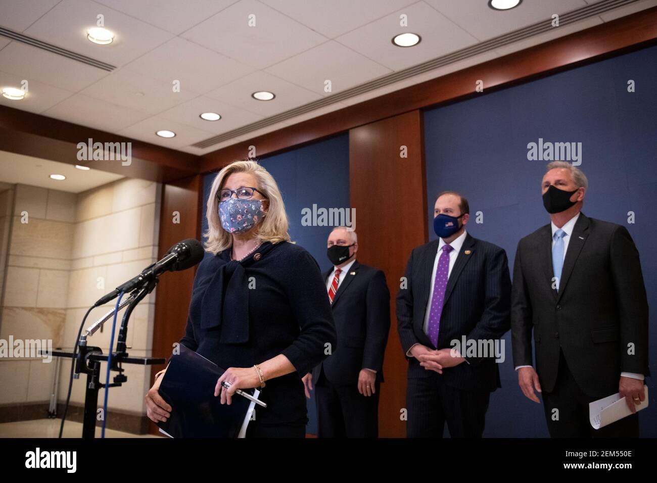 Il Rappresentante degli Stati Uniti Liz Cheney (Repubblicano del Wyoming), a sinistra, offre osservazioni mentre è entrato a far parte di una conferenza stampa da parte della minoranza della Camera degli Stati Uniti Whip Steve Scalise (Repubblicano della Louisiana), secondo da sinistra, il Rappresentante degli Stati Uniti Jason Smith (Repubblicano del Missouri), secondo da destra, E il leader della minoranza della Camera degli Stati Uniti Kevin McCarthy (Repubblicano della California), a destra, per una conferenza stampa al Campidoglio degli Stati Uniti a Washington, DC, mercoledì 24 febbraio 2021. Credit: Rod Lamkey/CNP | utilizzo in tutto il mondo Foto Stock