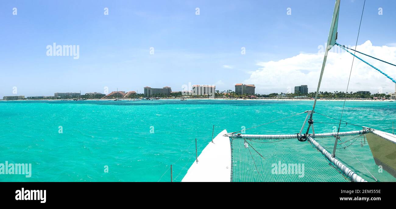 Vela su una barca a vela nel Mar dei Caraibi con vista sulla spiaggia di Palm Beach, Aruba, Antille Olandesi Foto Stock