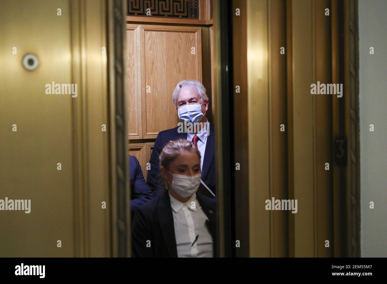 Washington, Stati Uniti. 24 Feb 2021. William Burns sale su un ascensore mentre parte da un'audizione del Comitato di intelligenza del Senato sulla nomina di William Burns a direttore della Central Intelligence Agency (CIA) su Capitol Hill a Washington, DC il 24 febbraio 2021. Foto in piscina di Tom Brenner/UPI Credit: UPI/Alamy Live News Foto Stock