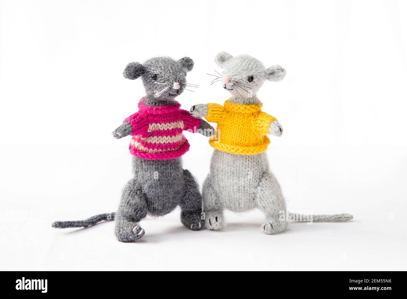 Ratti lavorati a maglia in lana in un ambiente da studio creato da maglieria L'autore più venduto Fiona Goble Foto Stock