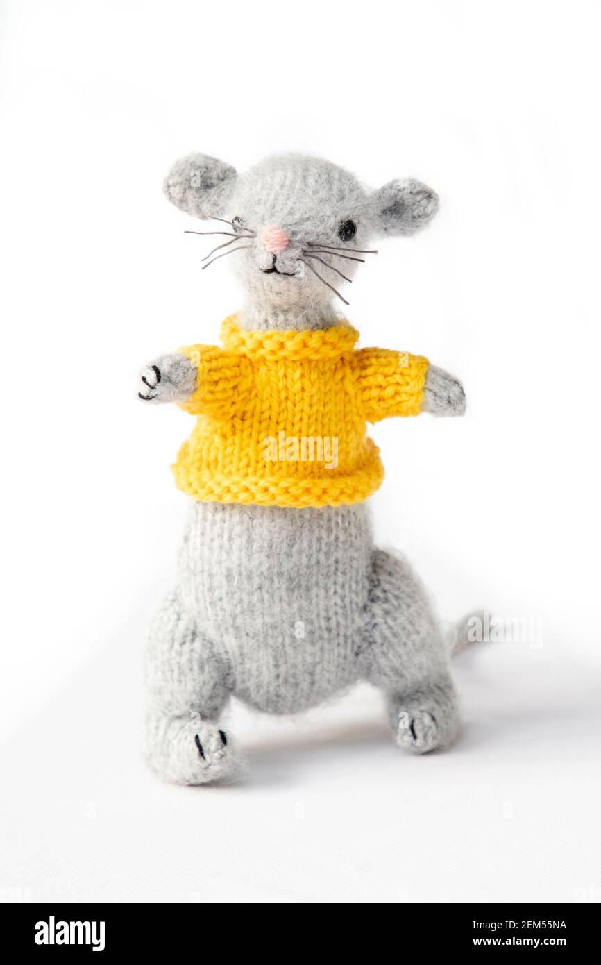 Rat lavorato a maglia in lana con un jumper giallo creato da maglia L'autore più venduto Fiona Goble Foto Stock