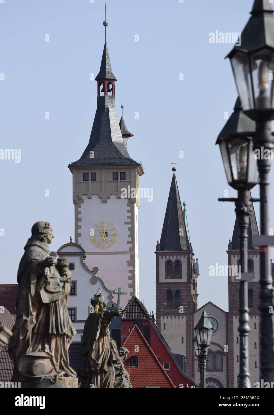 Una torre del municipio con picchi gemelli Foto Stock