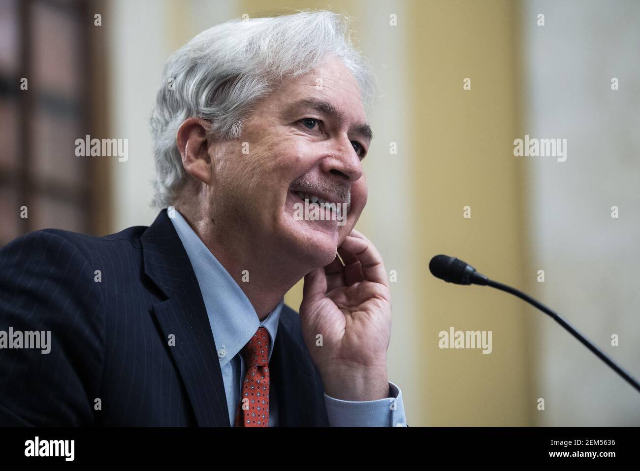 Washington, Stati Uniti. 24 Feb 2021. William Burns testimonia prima di un'audizione del Comitato di intelligenza del Senato sulla nomina di William Burns a direttore della Central Intelligence Agency (CIA) a Capitol Hill a Washington, DC il 24 febbraio 2021. Foto in piscina di Tom Williams/UPI Credit: UPI/Alamy Live News Foto Stock
