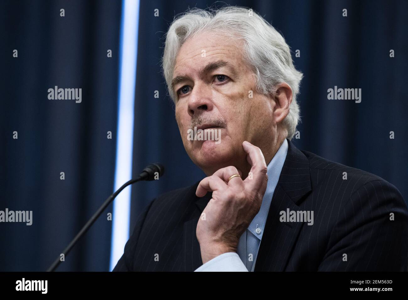 Washington, Stati Uniti. 24 Feb 2021. William Burns testimonia prima di un'audizione del Comitato di intelligenza del Senato sulla nomina di William Burns a direttore della Central Intelligence Agency (CIA) a Capitol Hill a Washington, DC il 24 febbraio 2021. Foto in piscina di Tom Williams/UPI Credit: UPI/Alamy Live News Foto Stock
