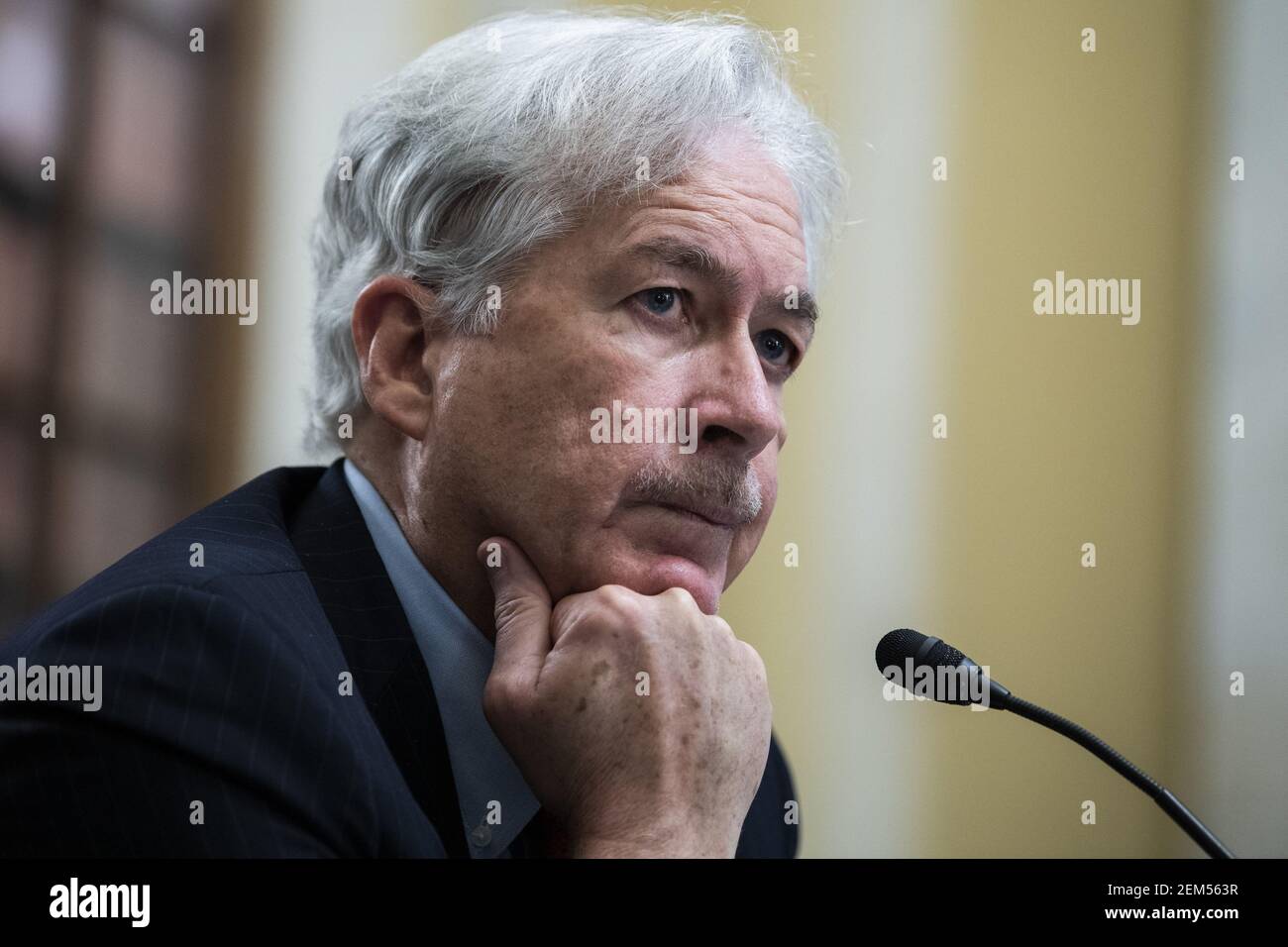 Washington, Stati Uniti. 24 Feb 2021. William Burns testimonia prima di un'audizione del Comitato di intelligenza del Senato sulla nomina di William Burns a direttore della Central Intelligence Agency (CIA) a Capitol Hill a Washington, DC il 24 febbraio 2021. Foto in piscina di Tom Williams/UPI Credit: UPI/Alamy Live News Foto Stock