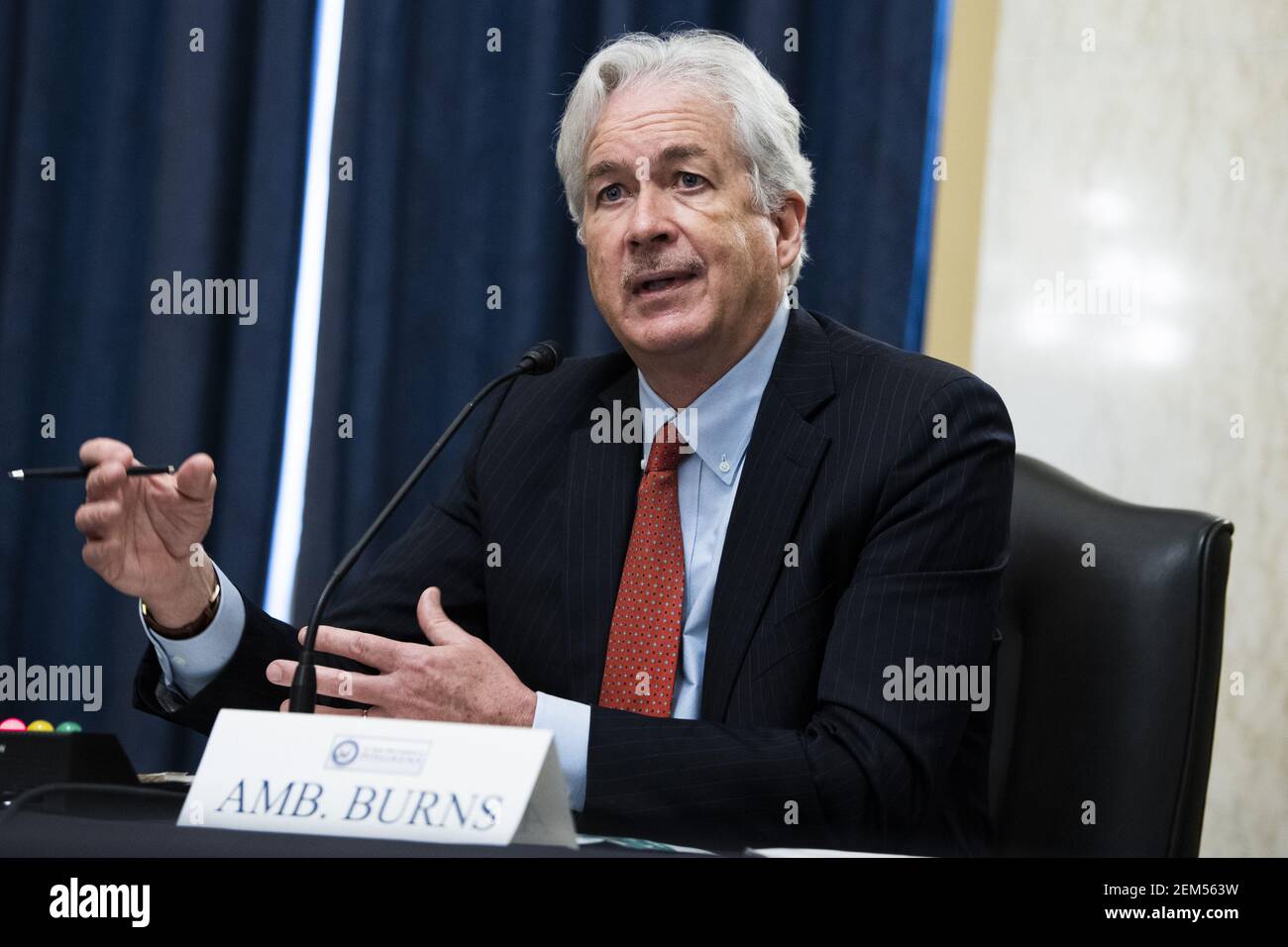 Washington, Stati Uniti. 24 Feb 2021. William Burns testimonia prima di un'audizione del Comitato di intelligenza del Senato sulla nomina di William Burns a direttore della Central Intelligence Agency (CIA) a Capitol Hill a Washington, DC il 24 febbraio 2021. Foto in piscina di Tom Williams/UPI Credit: UPI/Alamy Live News Foto Stock