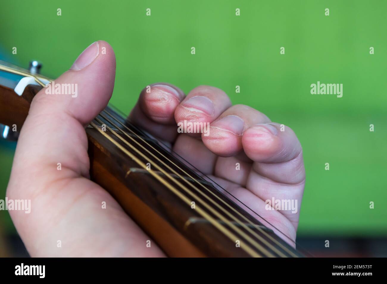 Il chitarrista chiama le dita con la tastiera acustica della chitarra Foto Stock