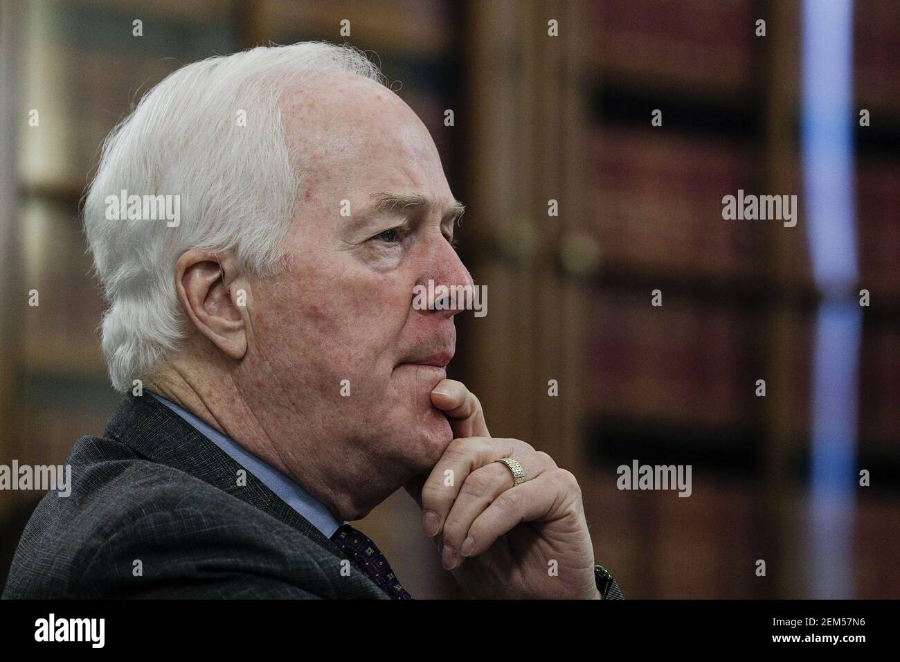 Washington, Stati Uniti. 24 Feb 2021. Il senatore americano John Cornyn (R-TX) ascolta durante un'audizione del Comitato di intelligenza del Senato sulla nomina di William Burns a direttore della Central Intelligence Agency (CIA) su Capitol Hill a Washington, DC il 24 febbraio 2021. Foto in piscina di Tom Brenner/UPI Credit: UPI/Alamy Live News Foto Stock