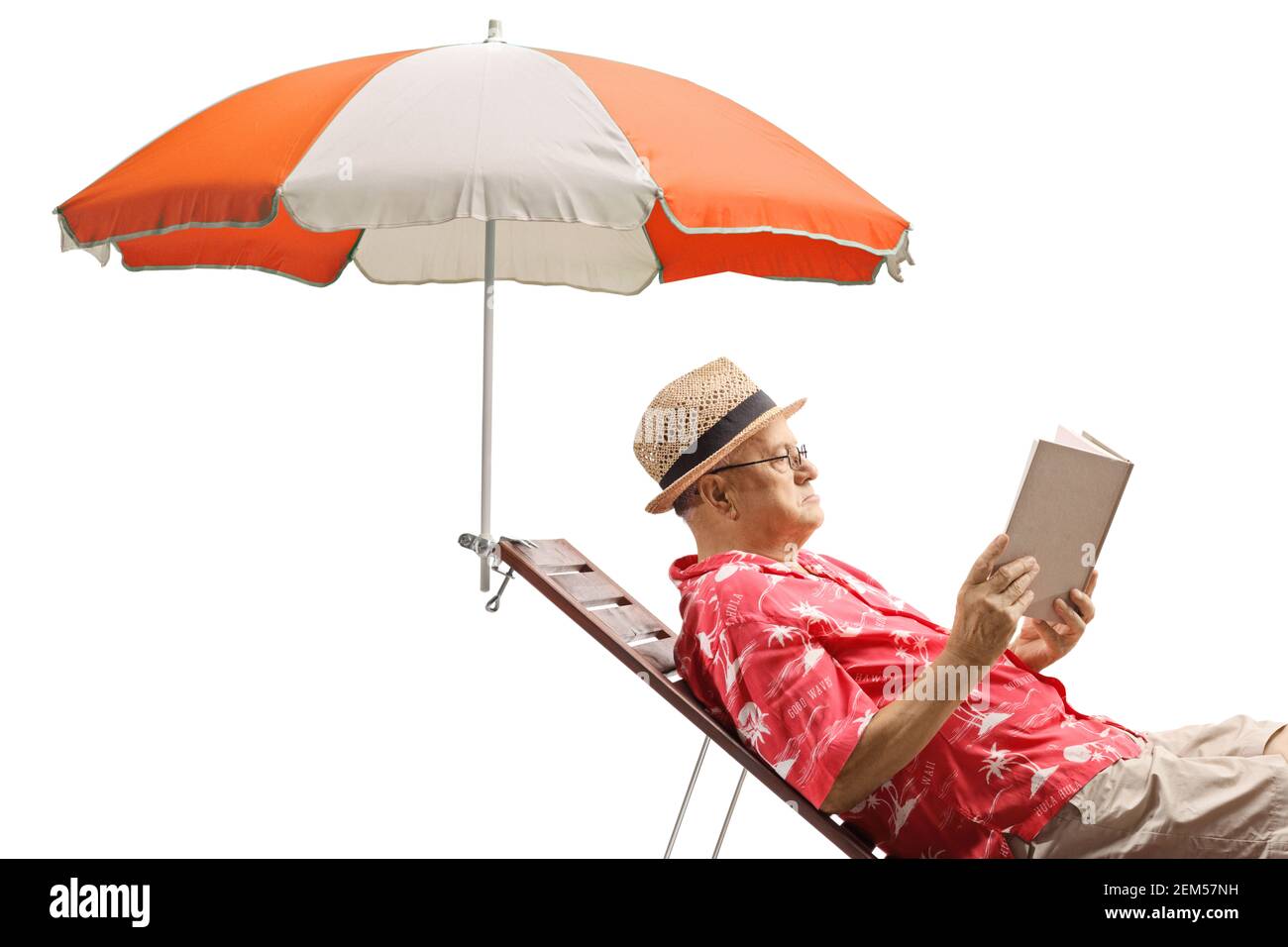 Anziano uomo turistico leggere e sdraiato su un lettino con ombrello isolato su sfondo bianco Foto Stock
