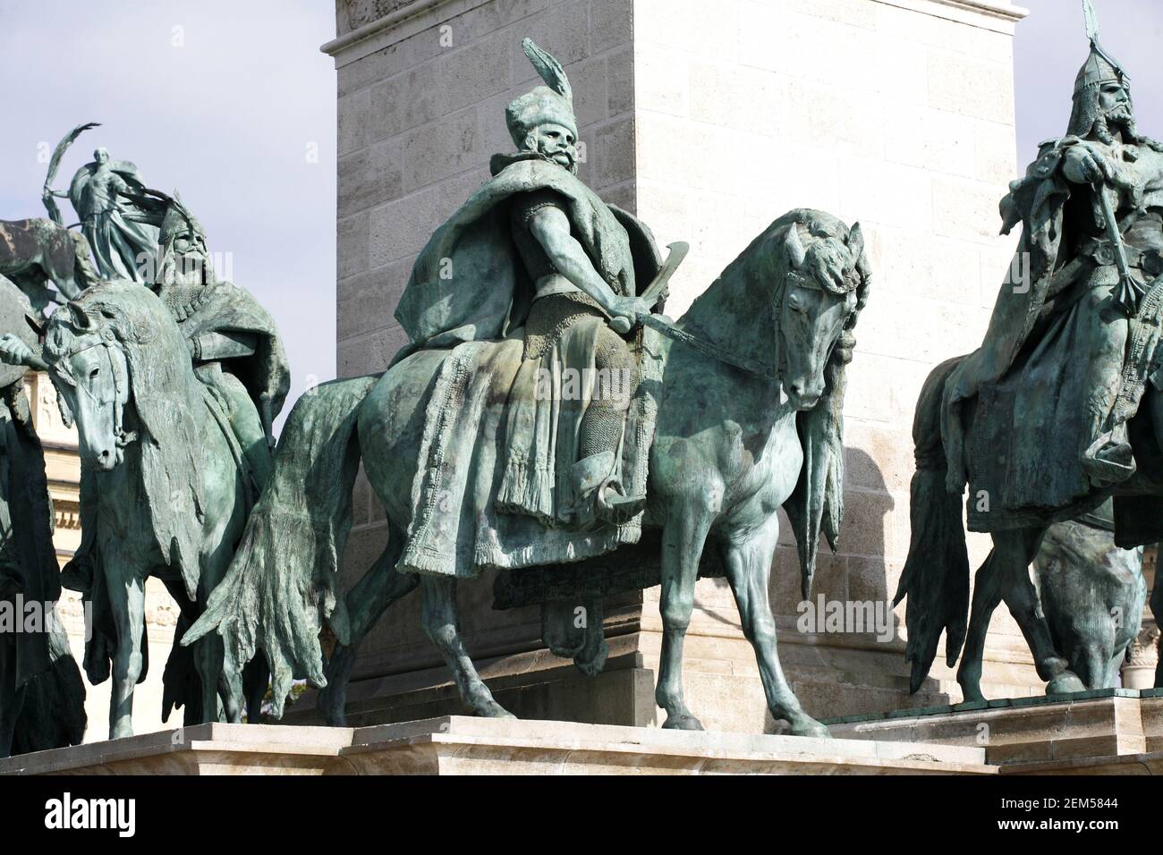 Budapest, Ungheria 11.02.2021: Statue equestri di sette capi ungheresi dei capi dei Chiftains in Piazza degli Eroi Budapest Ungheria Foto Stock