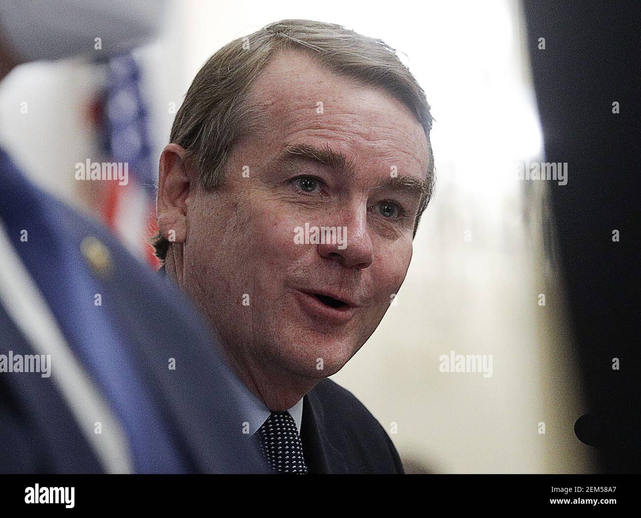 Washington, Stati Uniti. 24 Feb 2021. Il senatore americano Michael Bennett (D-CO) ascolta durante un'audizione del Comitato di intelligenza del Senato sulla nomina di William Burns a direttore della Central Intelligence Agency (CIA) su Capitol Hill a Washington, DC il 24 febbraio 2021. Foto in piscina di Tom Brenner/UPI Credit: UPI/Alamy Live News Foto Stock