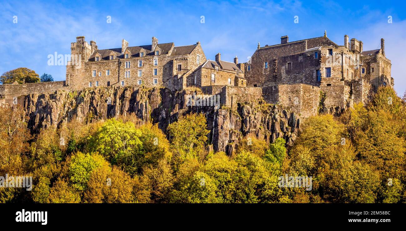 Situato sulla collina del Castello, il Castello di Stirling è una fortificazione che risale al 1110 d.C. circa ed è stata utilizzata come residenza reale preferita da Scotti Foto Stock