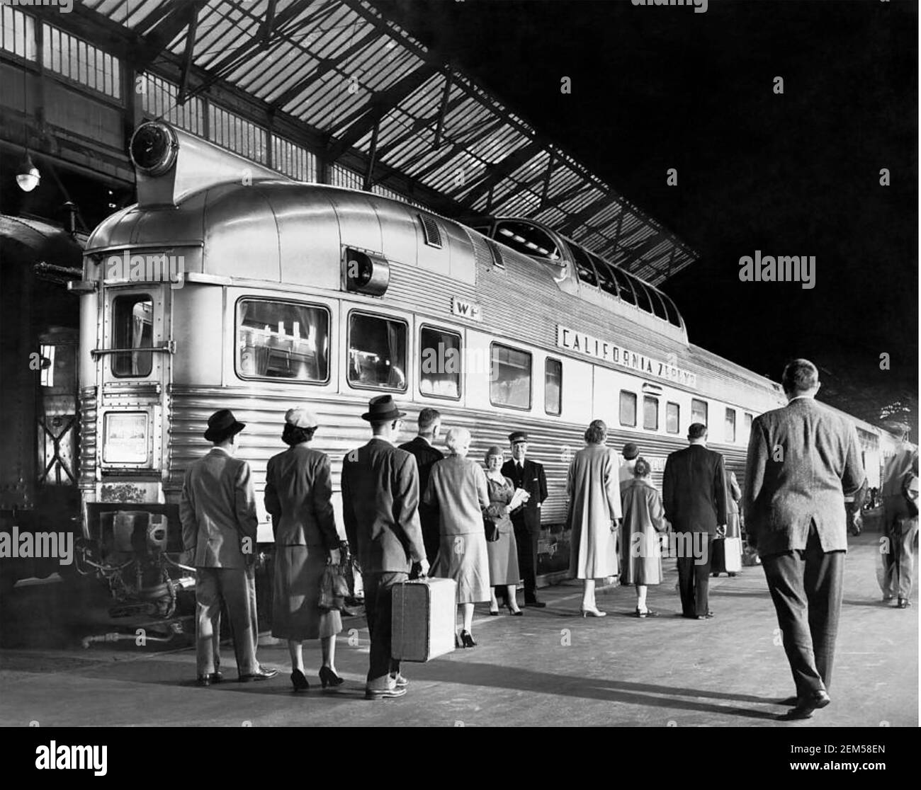 I passeggeri DELLA CALIFORNIA ZEPHYR salgano a Chicago circa 1950. Questo servizio originale era tra Chicago e Oakland, California. Foto Stock